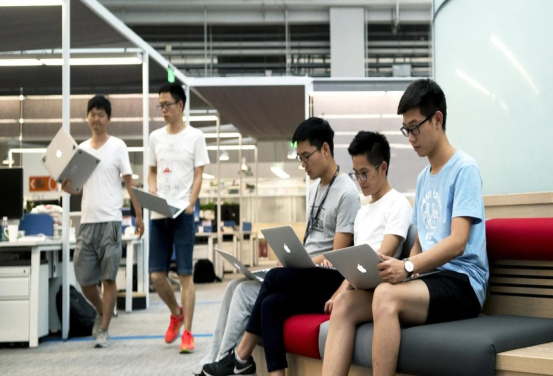 Không cần mic để nghe, AI mới của Apple sẽ biết đọc khẩu hình?